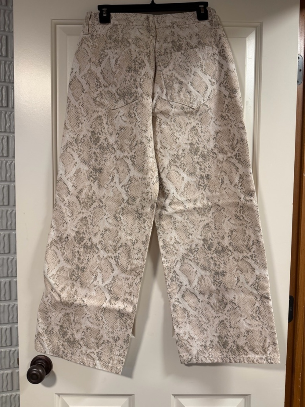 NWOT Wild Fable low-rise baggy jeans in a super trendy neutral snake print. - Picture 4 of 5